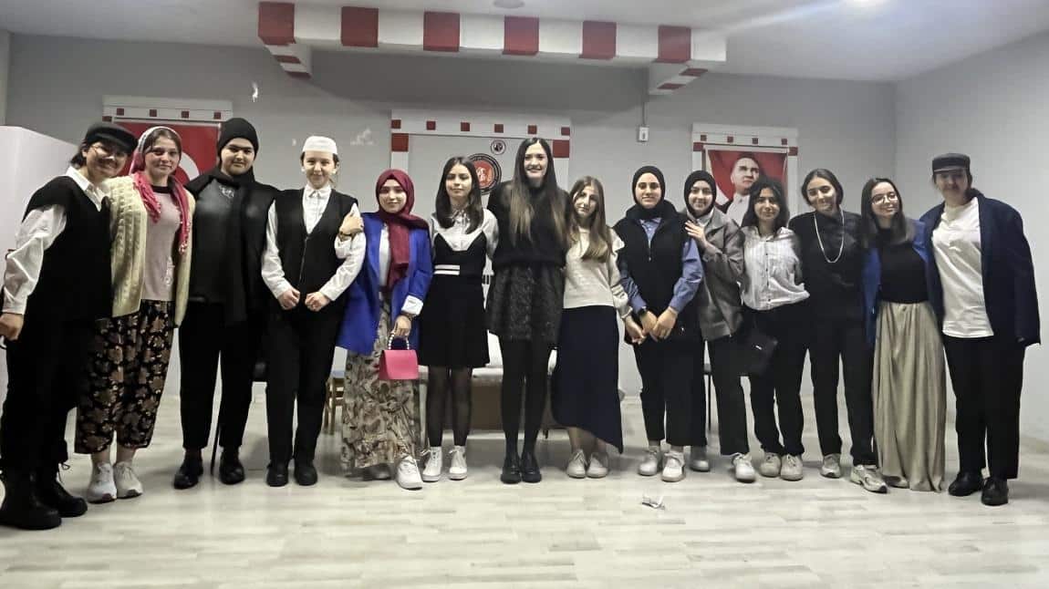 Okulumuz AL 11-C sınıfı öğrencileri Türk Dili ve Edebiyatı dersi kapsamında Cevat Fehmi Başkut’un Paydos adlı piyesini sahnelediler.